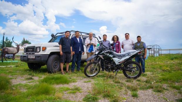 Slavnostní předávání terénního auta a motocyklu. Zleva: pracovník organizace Pomáháme jim přežít – Mongolsko S. Dalajceren, ředitel národního parku Nömrög D. Naranbátar, Miroslav Bobek, guvernér okresu Chalchgol E. Bjambadžargal, mongolistka Veronika Kapišovská, předseda okresního zastupitelstva P. Itgeltögs, ředitel Pomáháme jim přežít – Mongolsko O. Ganbátar. Foto: David Broda, Zoo Praha