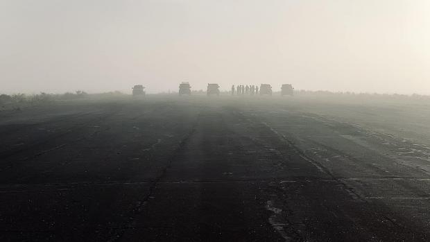 Do ranní mlhy zahalená dráha opuštěného letiště v Arkalyku. Na ni, necelých tři sta kilometrů od cílového bodu, by měla dosedat letadla s našimi převaláky. Foto: Miroslav Bobek, Zoo Praha