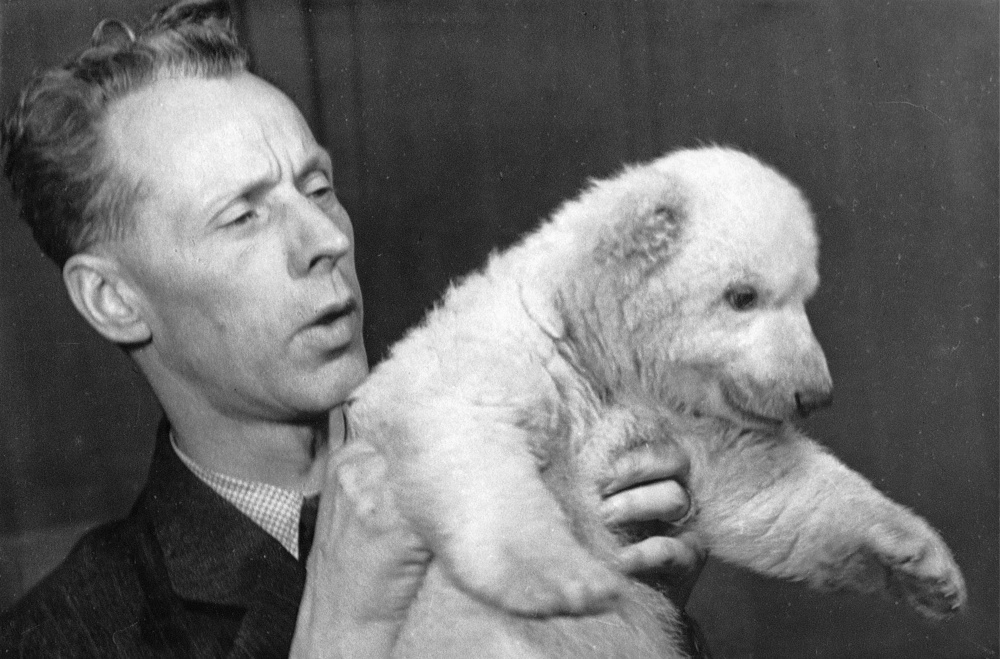 Podplukovník MVDr. Jan Vlasák s Polárkou, foto: Josef Seget