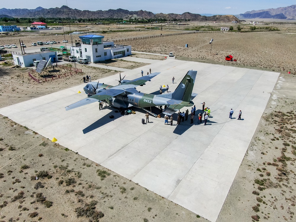 Letoun na přistávací ploše. Foto: Adam Dvořák — v Buergenkhe, Hovd, Mongolia.