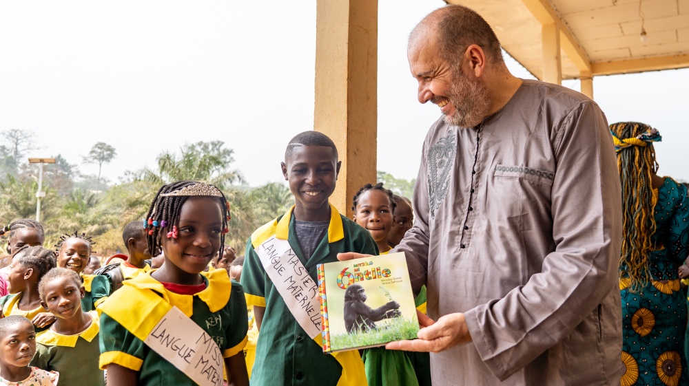 Gorilí pohádky, které u dětí budují pozitivní vztah ke gorilám a k pralesu, si již přečetly tisíce středoafrických školáků. V roce 2022 představil ředitel Zoo Praha v jedné z kamerunských škol novinku: vydání Gorilích pohádek v lokálním dialektu badjoué. Foto: Miroslav Bobek, Zoo Praha; Oliver Le Que, Zoo Praha