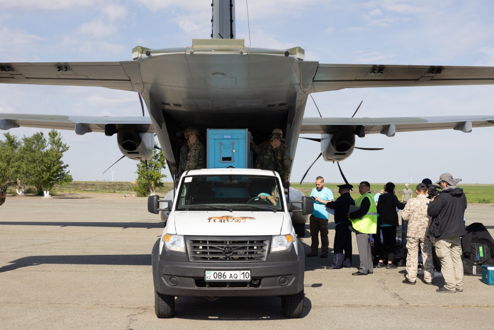 Vykládka koní Převalského z letounu CASA Armády ČR na letišti v Arkalyku po 18hodinovém letu z Berlína. Foto Václav Šilha, Zoo Praha