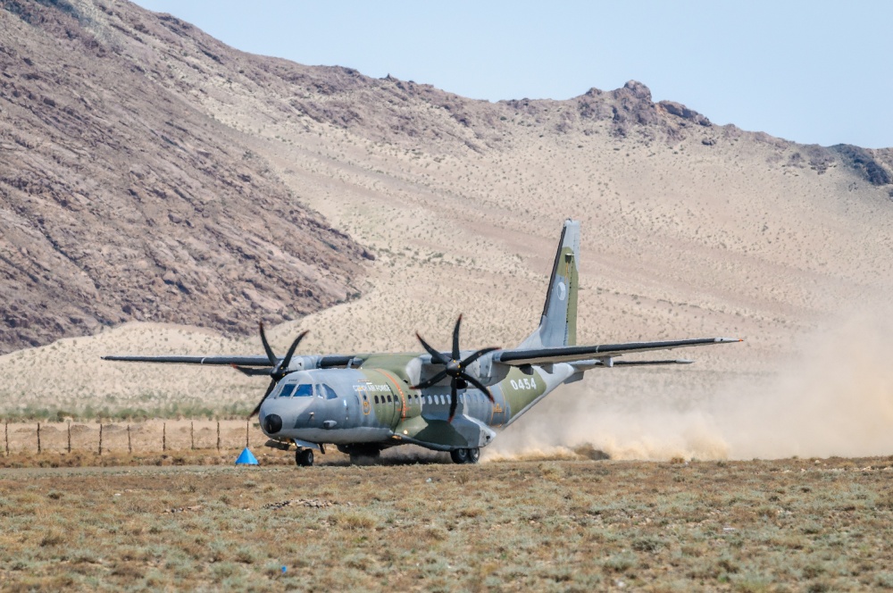 Díky spolupráci s Armádou ČR přepravila pražská zoologická zahrada od roku 2011 letounem CASA do jihozápadního Mongolska v devíti transportech již 34 koní. Foto: Jaroslav Šimek