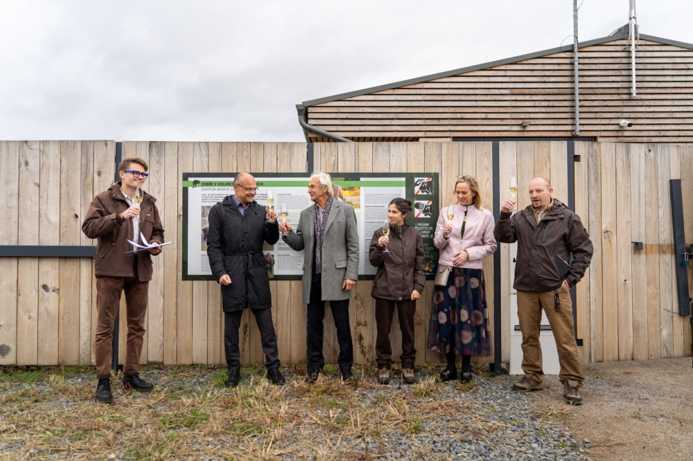 Slavnostní přípitek při příležitosti představení nového výběhu. Zleva tiskový mluvčí Zoo Praha Filip Mašek, ředitel Odboru ochrany prostředí Magistrátu hl. m. Prahy Štěpán Kyjovský, starosta Dolních Počernic Zbyněk Richter, kurátorka kopytníků Zoo Praha Barbora Dobiášová, náměstkyně primátora hl. m. Prahy pro oblast životního prostředí Jana Komrsková a zoologický náměstek Zoo Praha Miroslav Machek. Foto Oliver Le Que, Zoo Praha Slavnostní přípitek při příležitosti představení nového výběhu. Zleva tiskový mluvčí Zoo Praha Filip Mašek, ředitel Odboru ochrany prostředí Magistrátu hl. m. Prahy Štěpán Kyjovský, starosta Dolních Počernic Zbyněk Richter, kurátorka kopytníků Zoo Praha Barbora Dobiášová, náměstkyně primátora hl. m. Prahy pro oblast životního prostředí Jana Komrsková a zoologický náměstek Zoo Praha Miroslav Machek. Foto Oliver Le Que, Zoo Praha