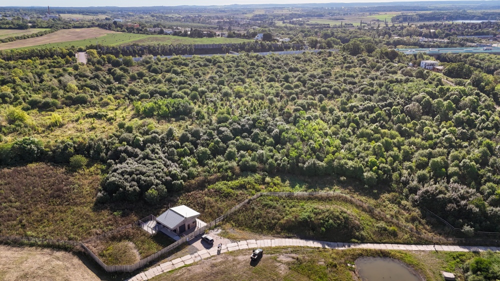Na dronovém záběru si lze prohlédnout více než desetihektarový výběh i s nově vybudovaným chovatelským zázemím. Foto Oliver Le Que, Zoo Praha Na dronovém záběru si lze prohlédnout více než desetihektarový výběh i s nově vybudovaným chovatelským zázemím. Foto Oliver Le Que, Zoo Praha
