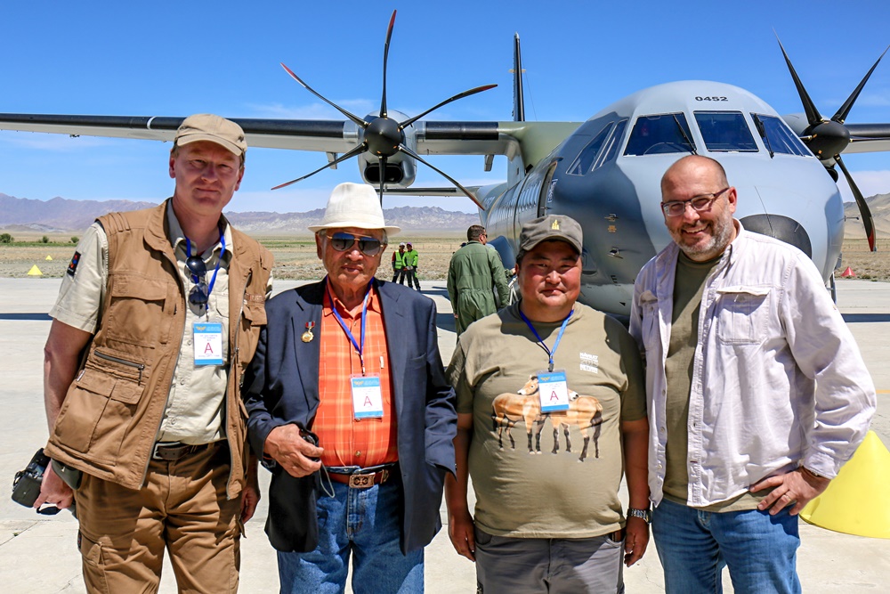 Na fotografii zprava ředitel Zoo Praha Miroslav Bobek, ředitel Gobi B Ganbaatar Oyunsaikhan, zasloužilý pracovník v ochraně životního prostředí a ředitel neziskové organizace Sogoot Goo Maral pan Ochir Dorjraa a zoologický náměstek Zoo Praha Jaroslav Šimek.  Foto: Jan Sovák 