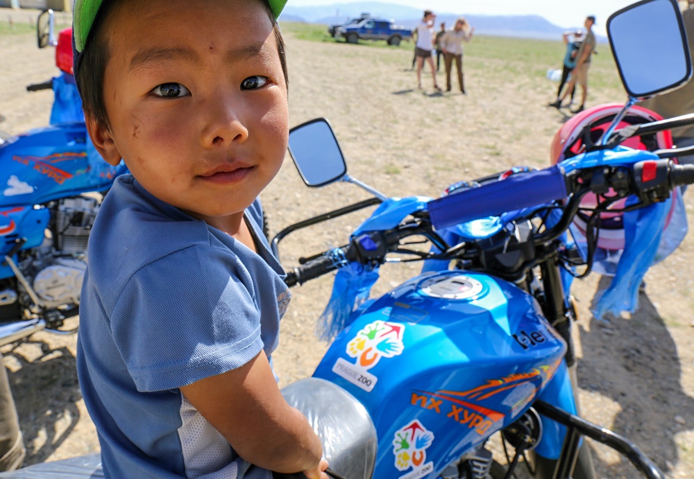 Návrat divokých koní / Return of the Wild Horses Zveřejněno Helenou Petákovou Tato stránka se mi líbí · 2 hod · Upraveno ·    Zoo Praha podporuje v Mongolsku i vzdělávání dětí. Foto: Miroslav Bobek