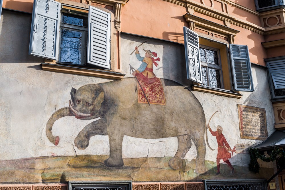 Freska na fasádě vznikla ještě v 16. století a zachycuje Sulejmana i jeho doprovod. Nápis je až z pozdější doby. Foto: Miroslav Bobek, Zoo Praha
