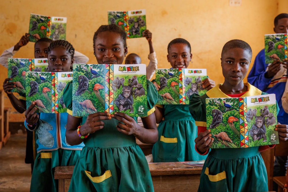 V roce 2025 obdržely děti v kamerunském městečku Somalomo na okraji Biosférické rezervace Dja vzdělávací brožuru pražské zoo s názvem Malá gorila (zde v místním jazyce badjoué). Foto: Miroslav Bobek