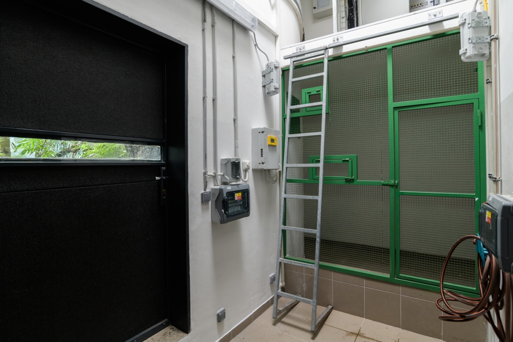 Zázemí Rákosova pavilonu vzácných papoušků. Foto: Petr Hamerník, Zoo Praha