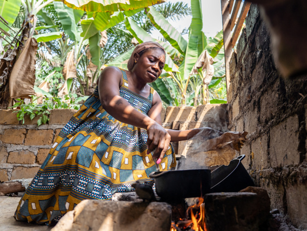 A woman in Cameroon preparing a meal. Photo: Oliver Le Que, Prague Zoo