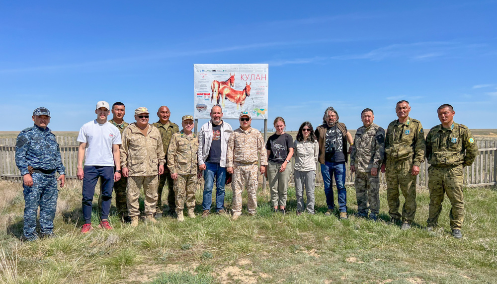 Společná fotografie týmu Zoo Praha s místními kolegy z průzkumné cesty v Kazachstánu, kam by měl z Prahy zamířit transport koní Převalského již na jaře příštího roku. Foto: Miroslav Bobek