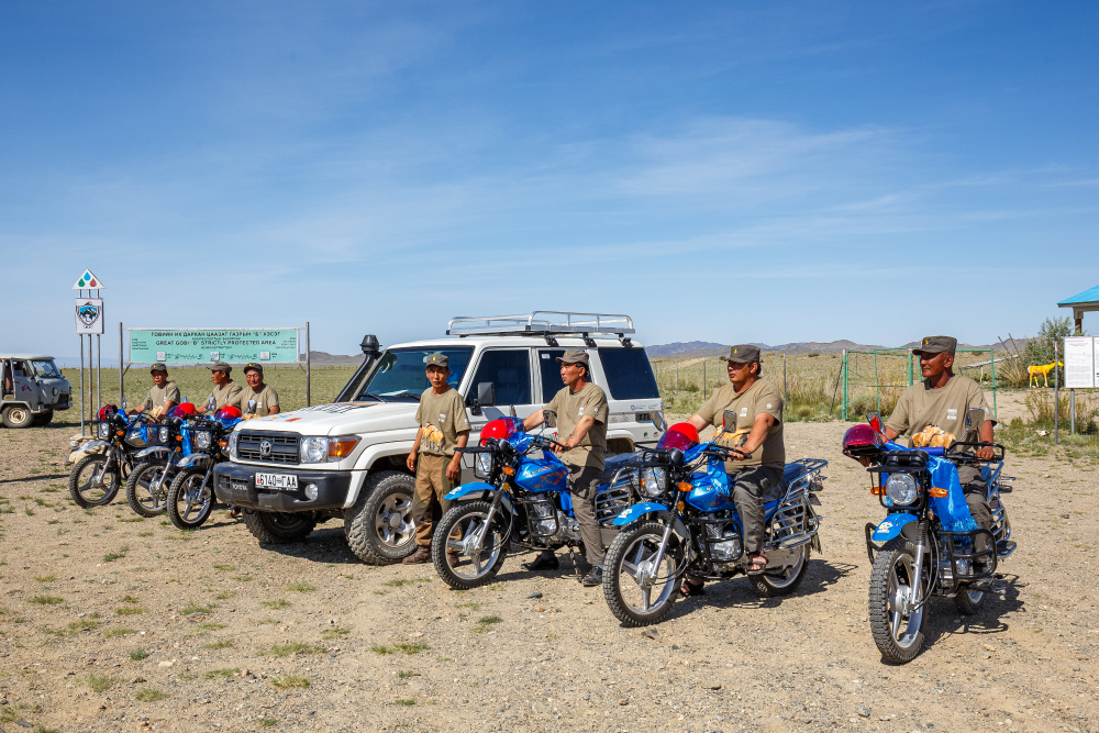 Pro udržitelnost in situ projektu ve Velké Gobi B je třeba zajistit optimální podmínky jak koním, tak strážcům chráněné oblasti. Proto jim Zoo Praha v průběhu let zakoupila řadu terénních vozidel a motocyklů, zrekonstruovala místní nemocnici a nechala vyhloubit studnu. Foto: Miroslav Bobek