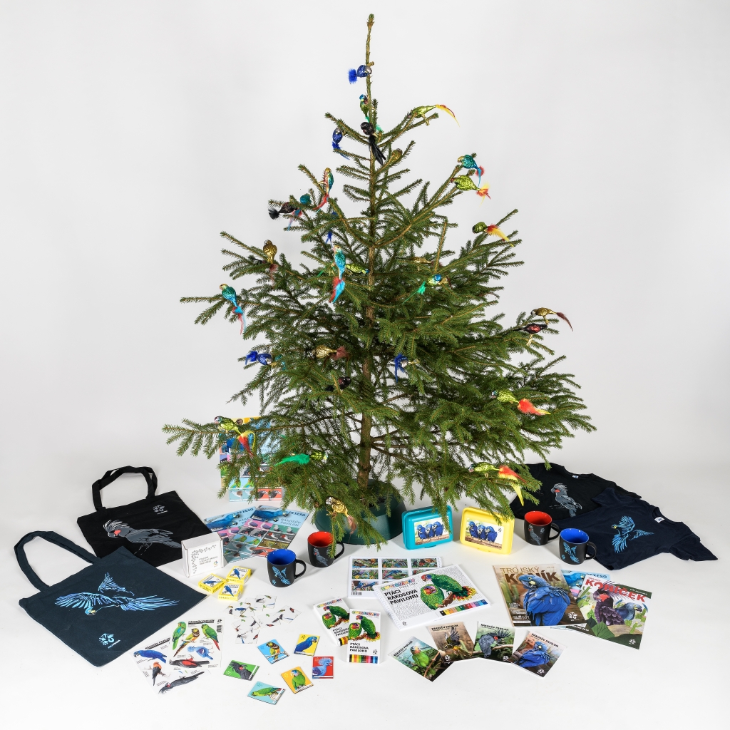 Kolekce dárkových předmětů s motivy papoušků z Rákosova pavilonu. Foto: Petr Hamerník, Zoo Praha