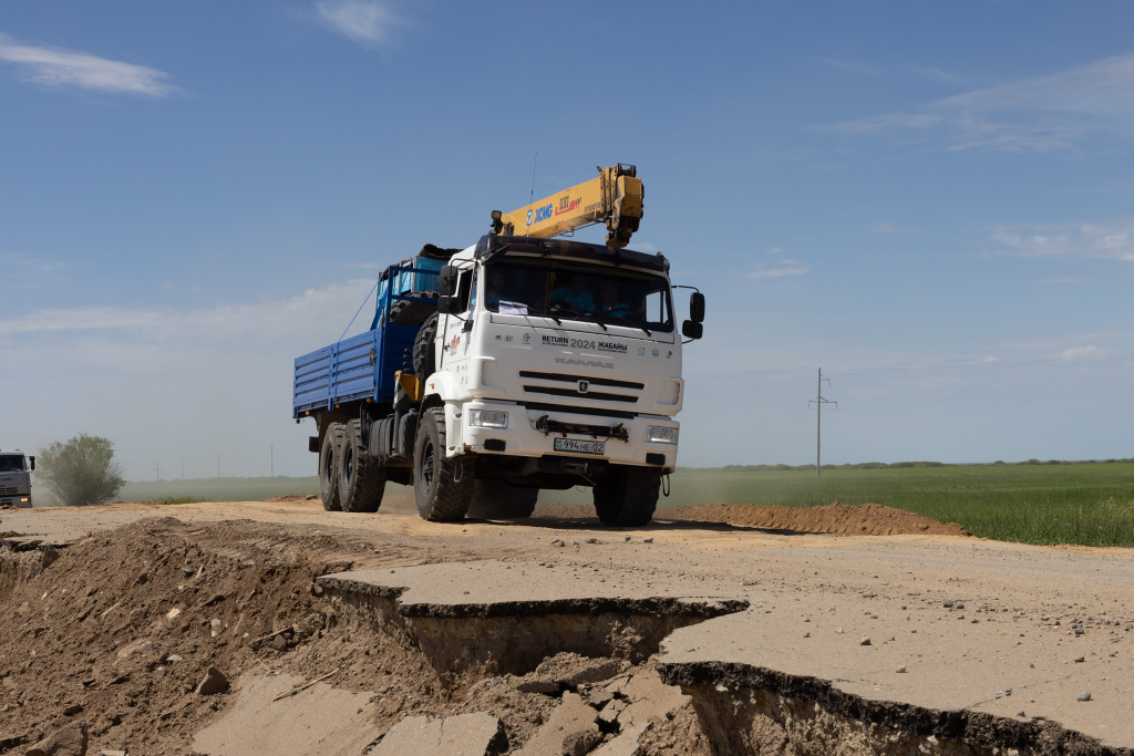 Cesta z Arkalyku do reintrodukčního centra Alibi na povodněmi zničených silnicích. Foto: Václav Šilha, Zoo Praha