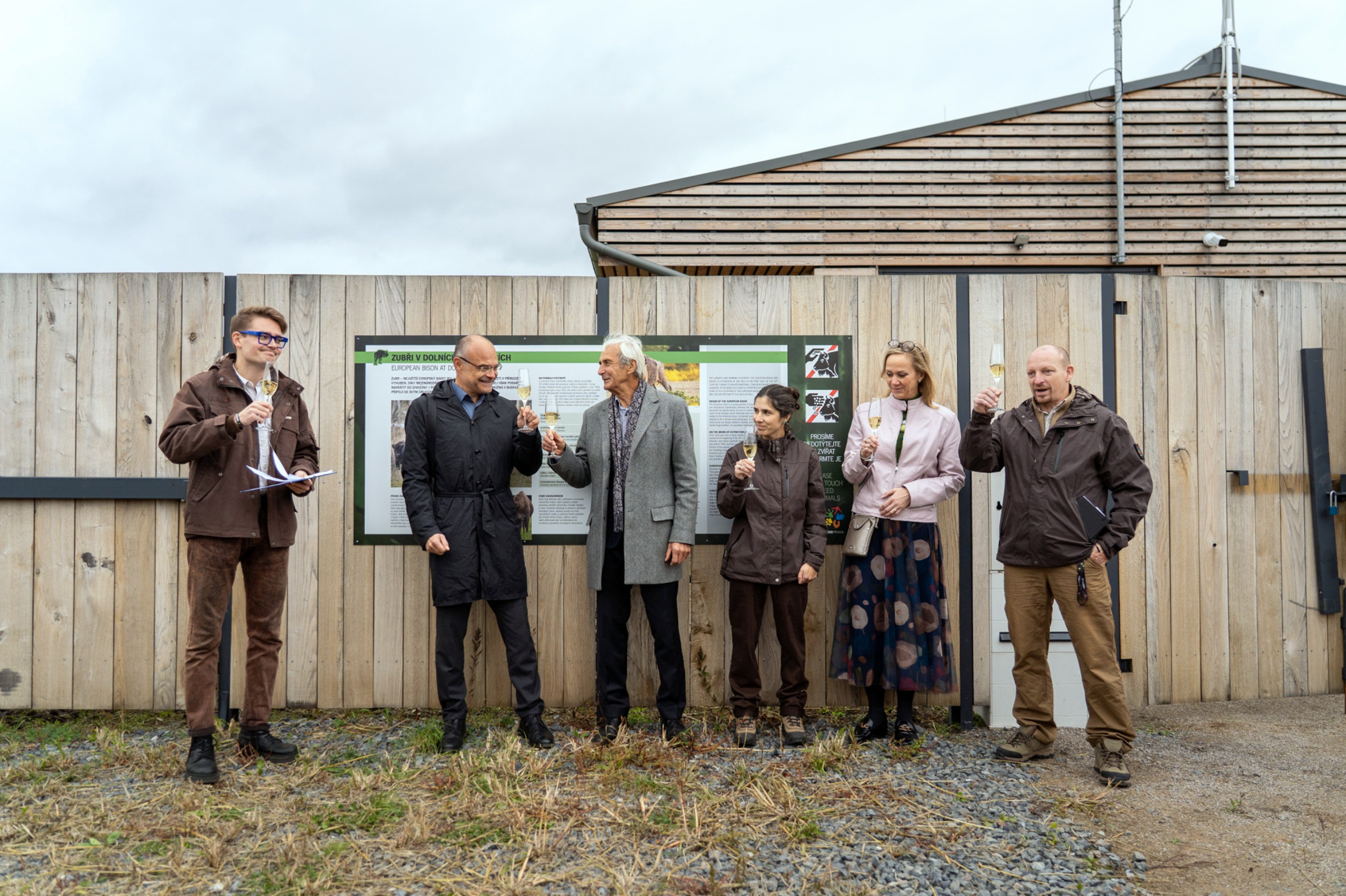 Праздничный тост по случаю открытия нового вольера. Слева направо: пресс-секретарь Пражского зоопарка Филип Машек, директор Департамента охраны окружающей среды мэрии Праги Штепан Кийовский, мэр Долни Почернице Збынек Рихтер, куратор копытных Пражского зоопарка Барбора Добиашова, заместитель мэра Праги Яна Комрскова и заместитель зоолога Пражского зоопарка Мирослав Махек. Фото: Оливер Ле Кью, Пражский зоопарк