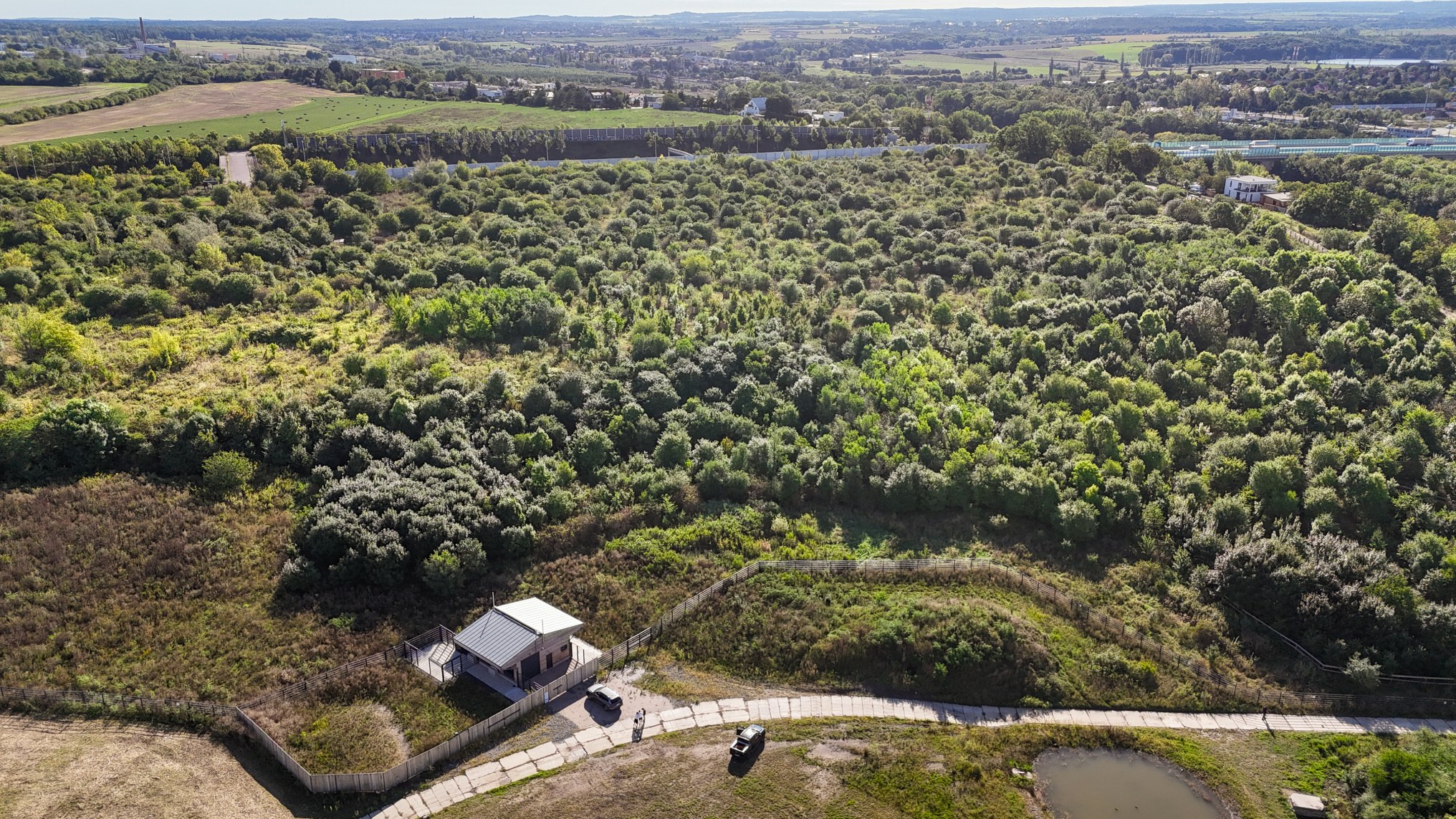 На кадрах, сделанных с помощью дрона, можно увидеть более десяти гектаров вольера с недавно построенными помещениями для разведения животных. Фото: Оливер Ле Кью, Пражский зоопарк