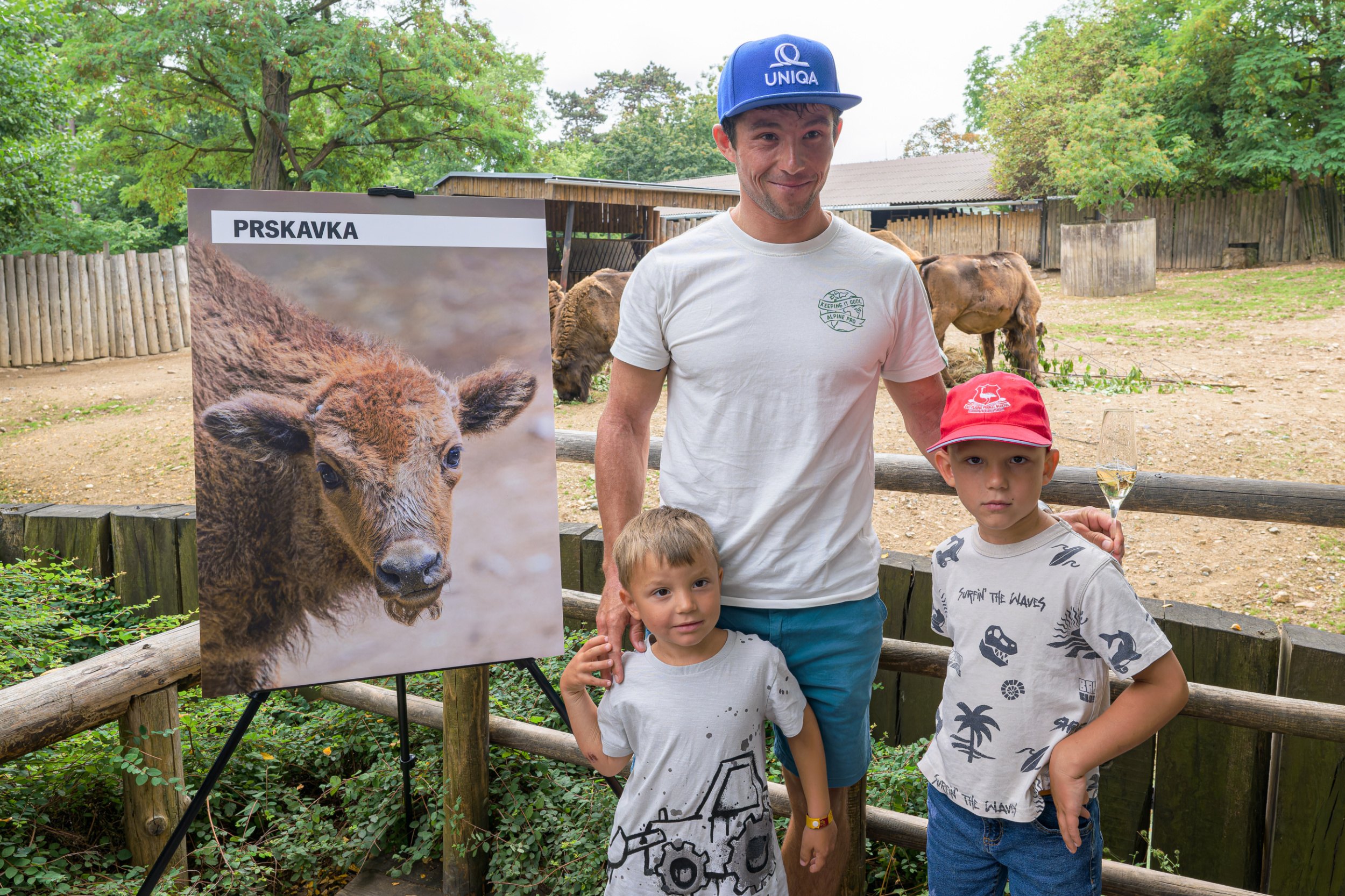 Иржи Прскавец-младший, в честь которого зубренка назвали Прскавкой, в сопровождении своей семьи. Фото: Петр Гамерник, Пражский зоопарк